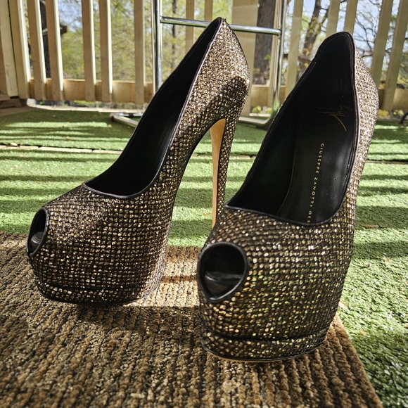 Giuseppe Zanotti Shoes - Giuseppe Zanotti Peep toe Heels🌿🍃